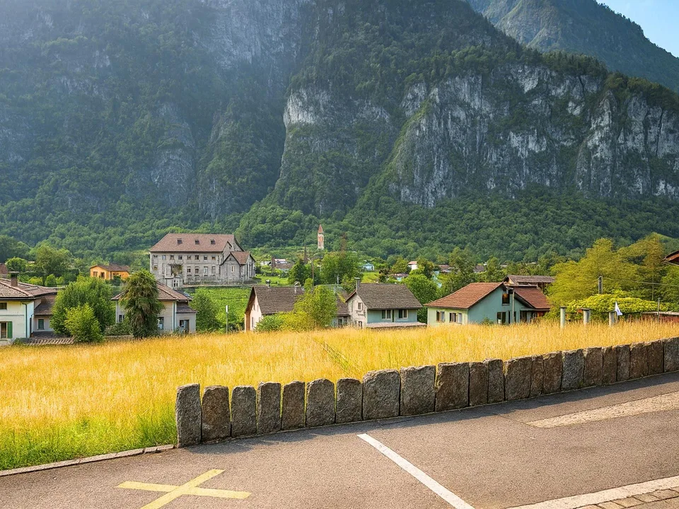 EDIFICA IN ZONA RESIDENZIALE SOLEGGIATA IMMERSA NEL VERDE