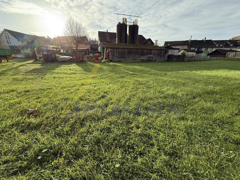 Grosszügiges Bauland mit Bauernhaus