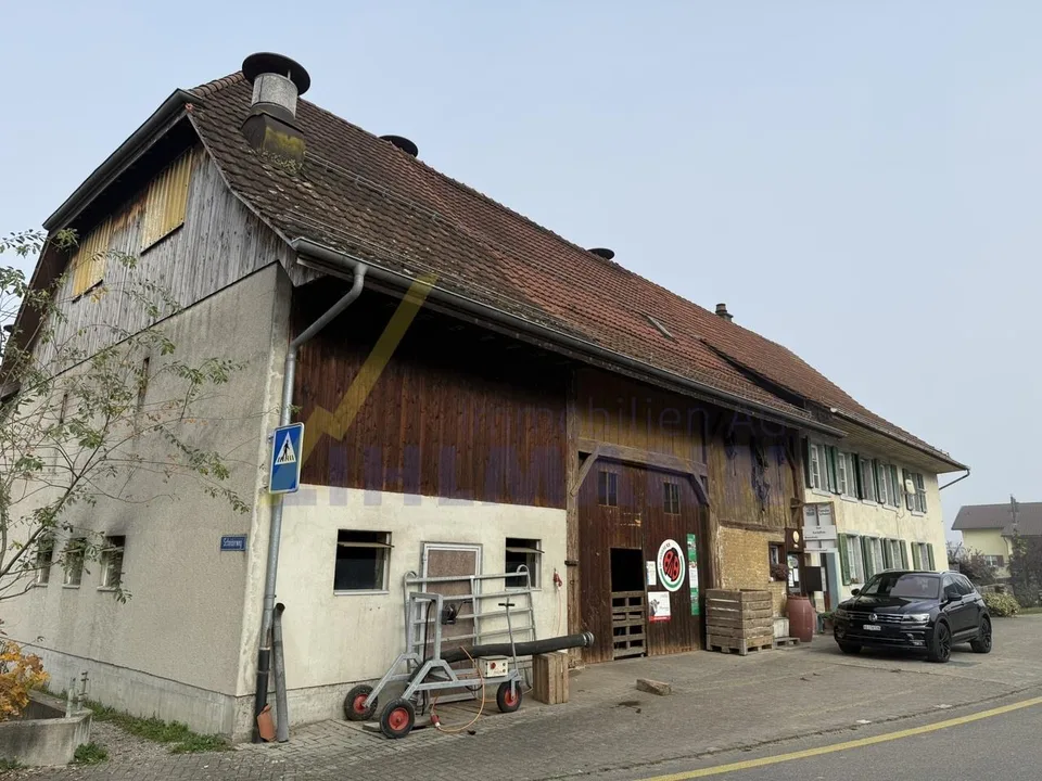 Grosszügiges Bauland mit Bauernhaus