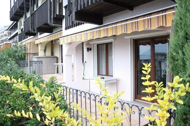 2 1/2-Zimmer-Wohnung mit Terrassen und Hallenbad