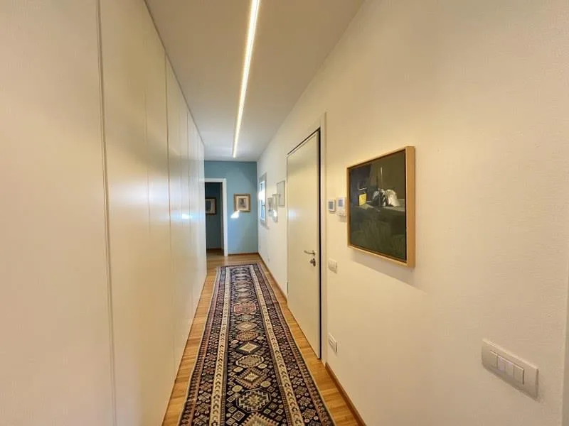 ELEGANTE VILLA MODERNA CON AMPIO GIARDINO – Foto 11 von 13