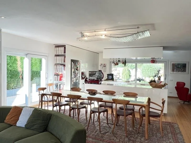 ELEGANTE VILLA MODERNA CON AMPIO GIARDINO