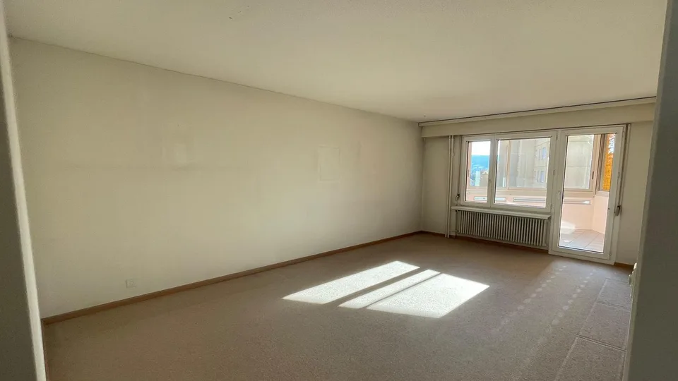 4-Zimmer-Wohnung mit Balkon und 2 Tiefgaragenplätzen an ruhiger Lage