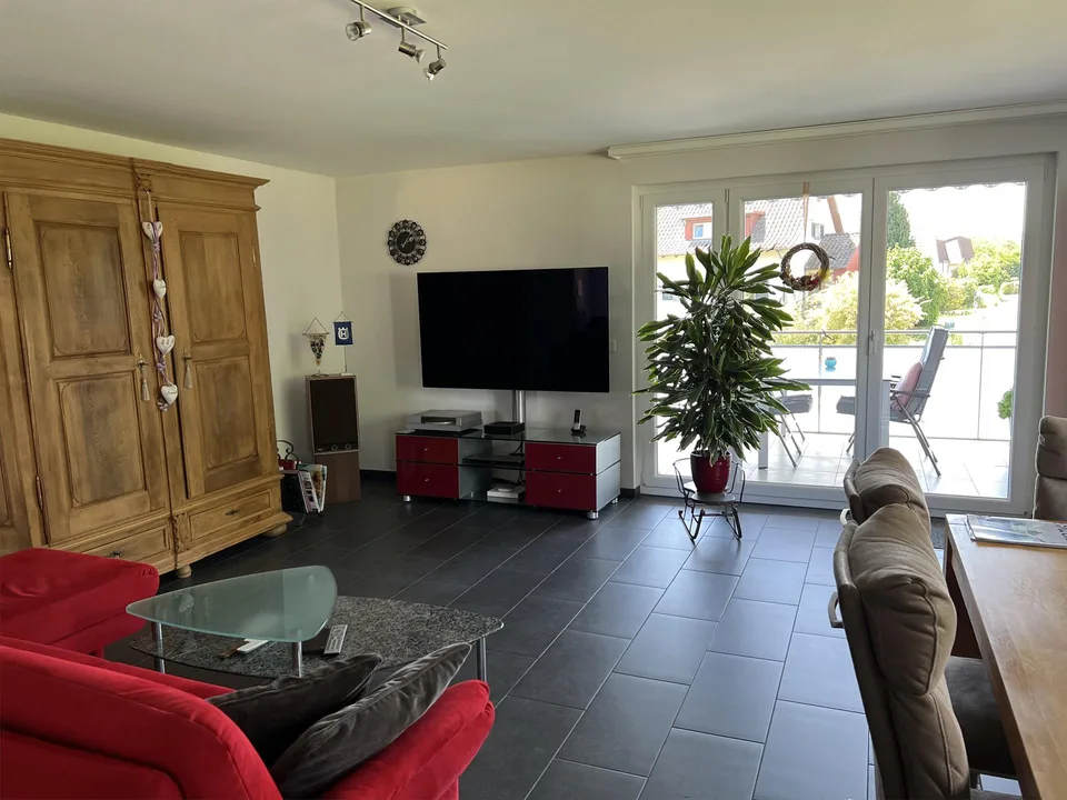 Gepflegte, neuere Liegenschaft mit grossem Garagen-/Werkstattbereich