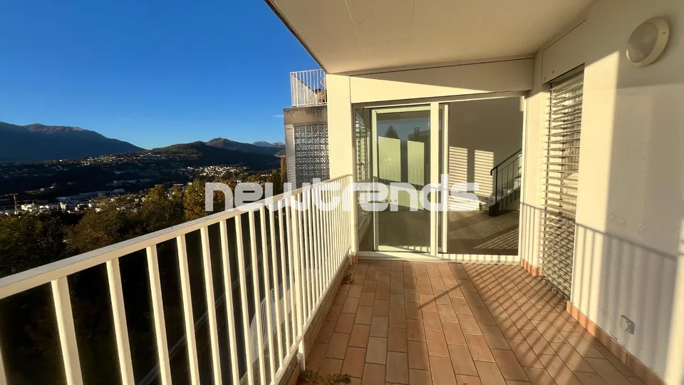 Viganello – Albonago: villetta a schiera con terrazza e vista aperta.