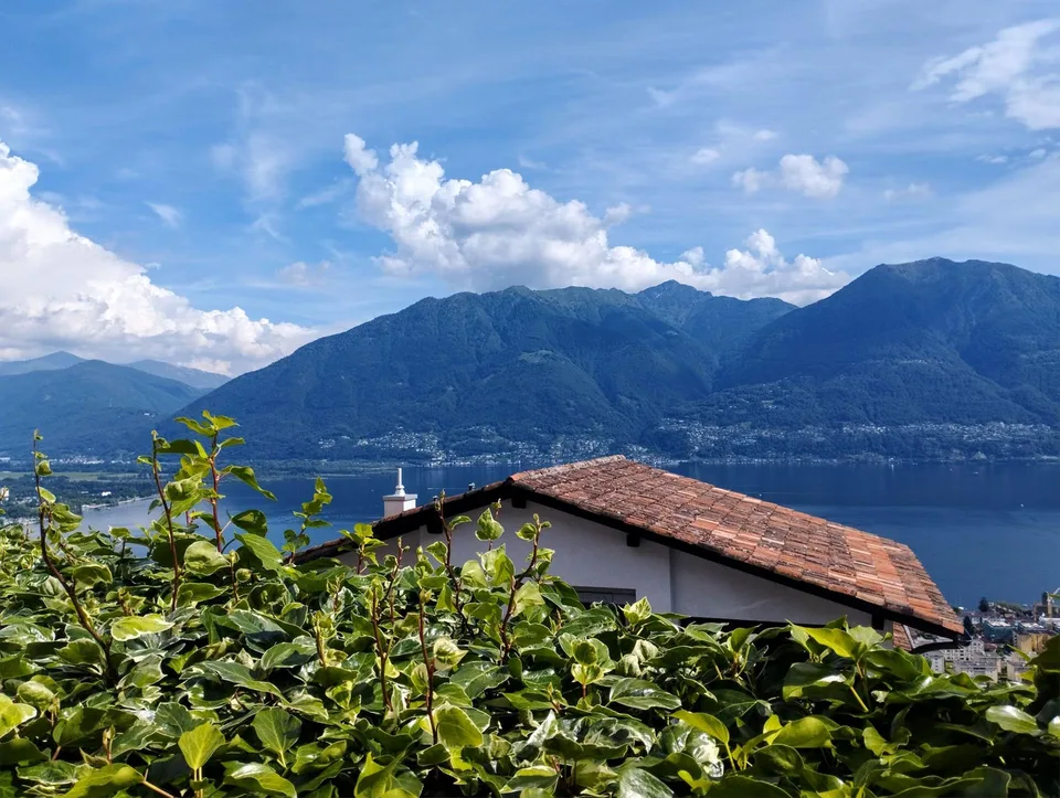 BRIONE SOPRA MINUSIO - Maison typique tessinoise avec vue imprenable sur le lac