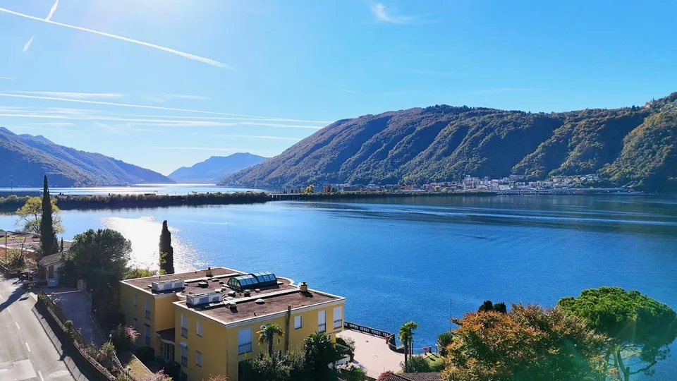 Raffinato Appartamento con Vista Mozzafiato sul Lago e Posto Barca