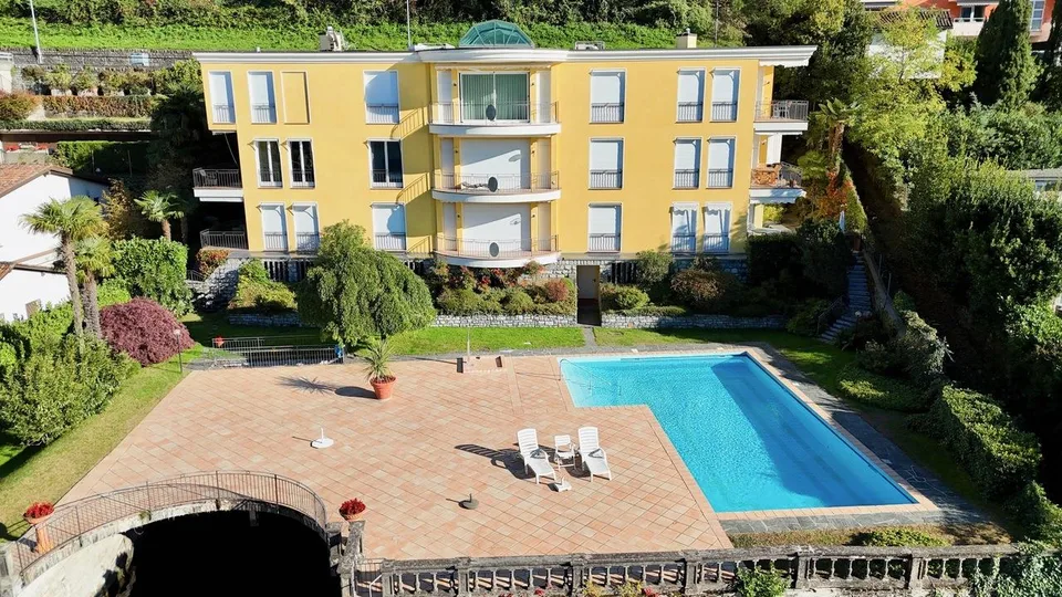 Raffinato Appartamento con Vista Mozzafiato sul Lago e Posto Barca