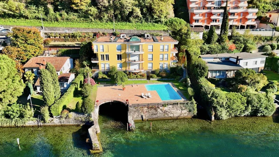Raffinato Appartamento con Vista Mozzafiato sul Lago e Posto Barca