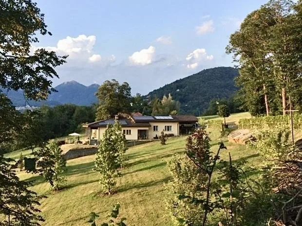 Landhaus mit 2 Wohnungen an Alleinlage mit viel Land / villa con 2 ...