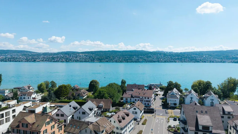 Lakeside Grace – Where Architecture Meets Luxury