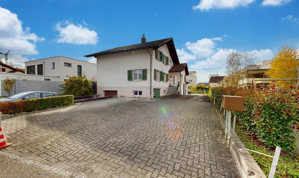 Familiendomiziel mit Dachgeschosswohnung, Werkstatt und Schopf