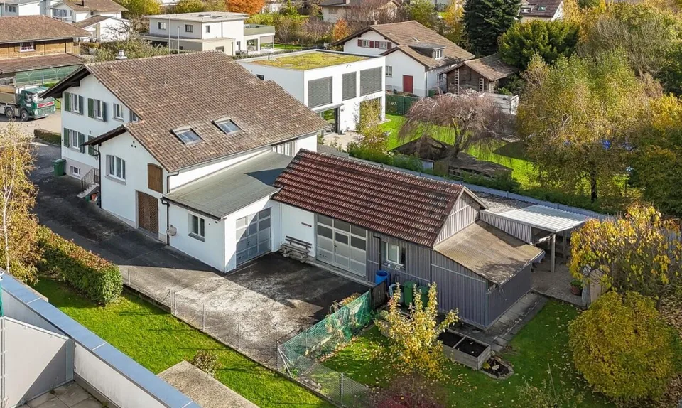 Familiendomiziel mit Dachgeschosswohnung, Werkstatt und Schopf