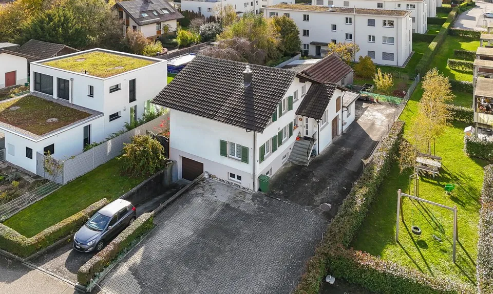 Familiendomiziel mit Dachgeschosswohnung, Werkstatt und Schopf