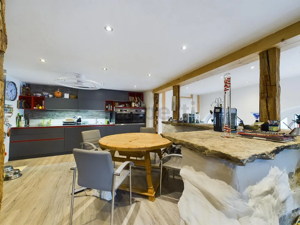 Einzigartiges 5.5-Zimmer-Einfamilienhaus mit separater Dachwohnung ...