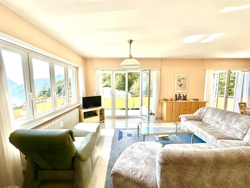 Elegante Attico di 3,5 Locali con Vista sul Lago di Lugano