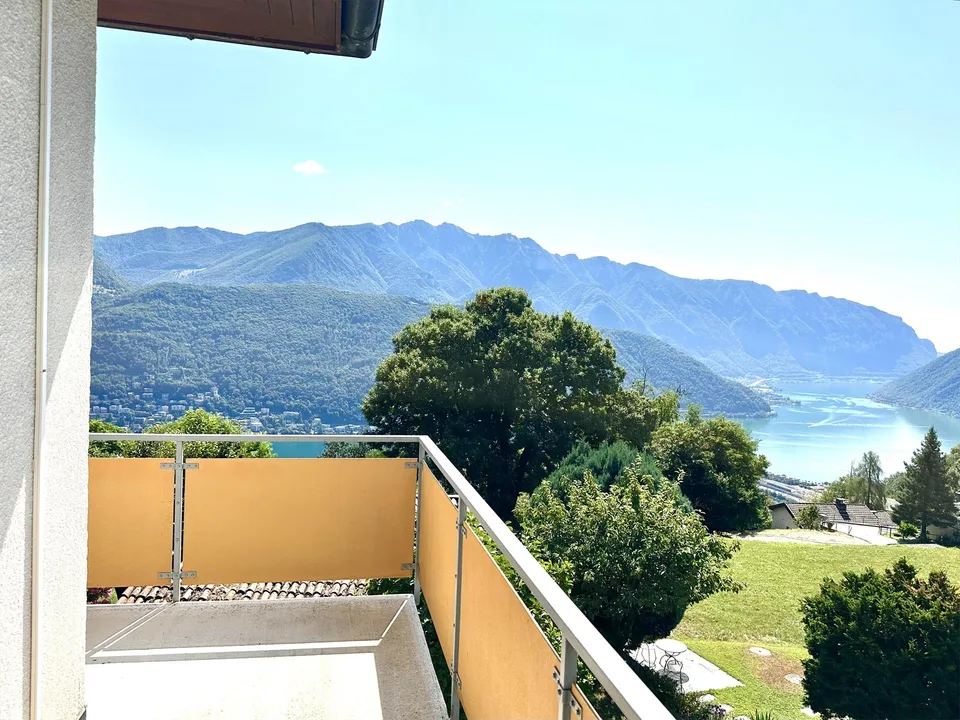Elegante Attico di 3,5 Locali con Vista sul Lago di Lugano