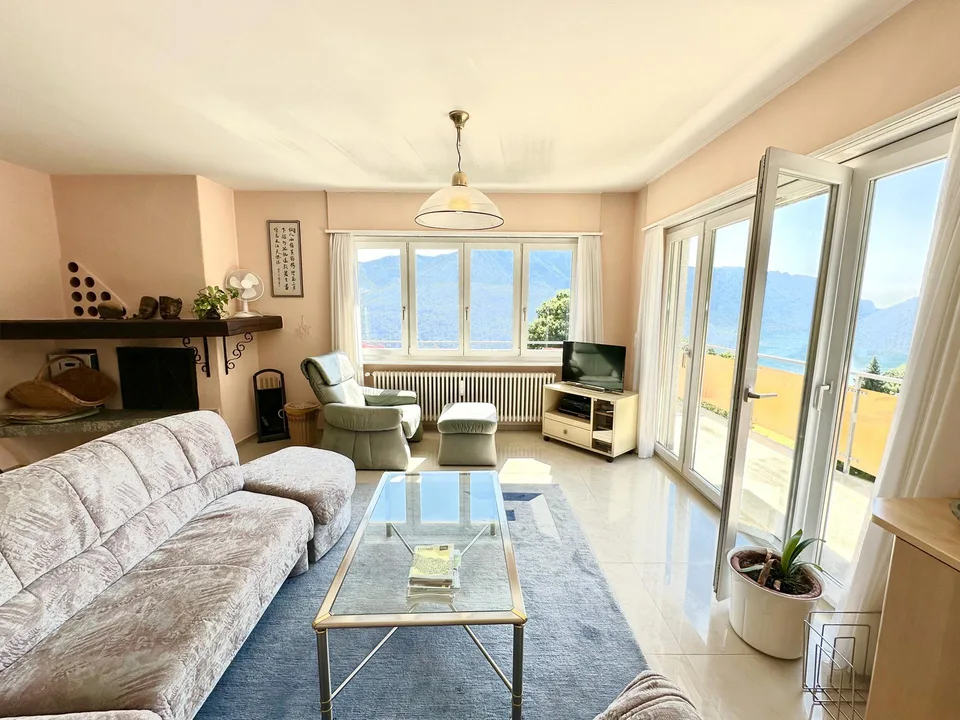 Elegante Attico di 3,5 Locali con Vista sul Lago di Lugano