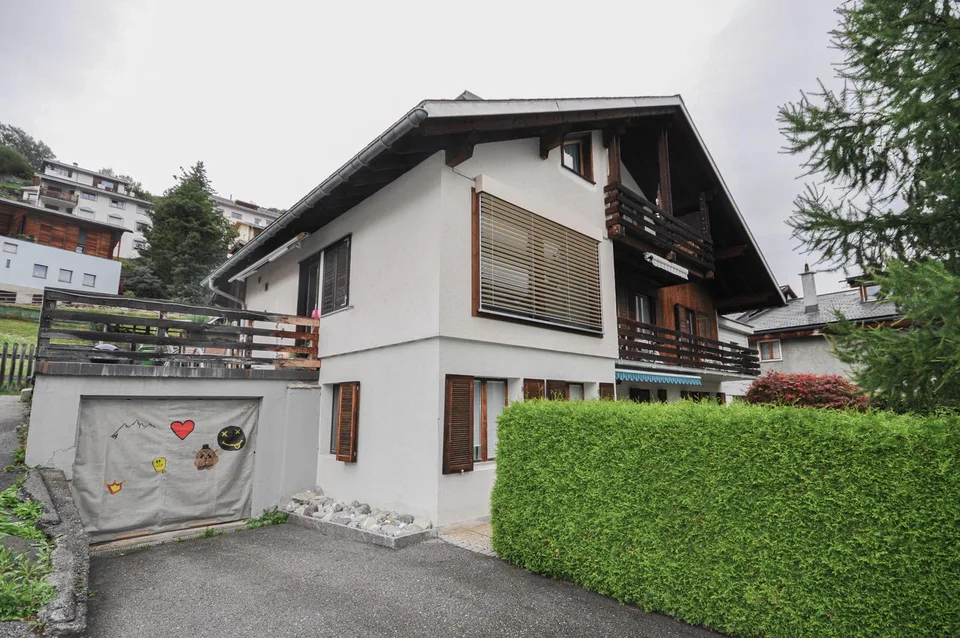 "Charmante 4.5-Zimmer-Wohnung mit Garage in Scuol (Sent)"