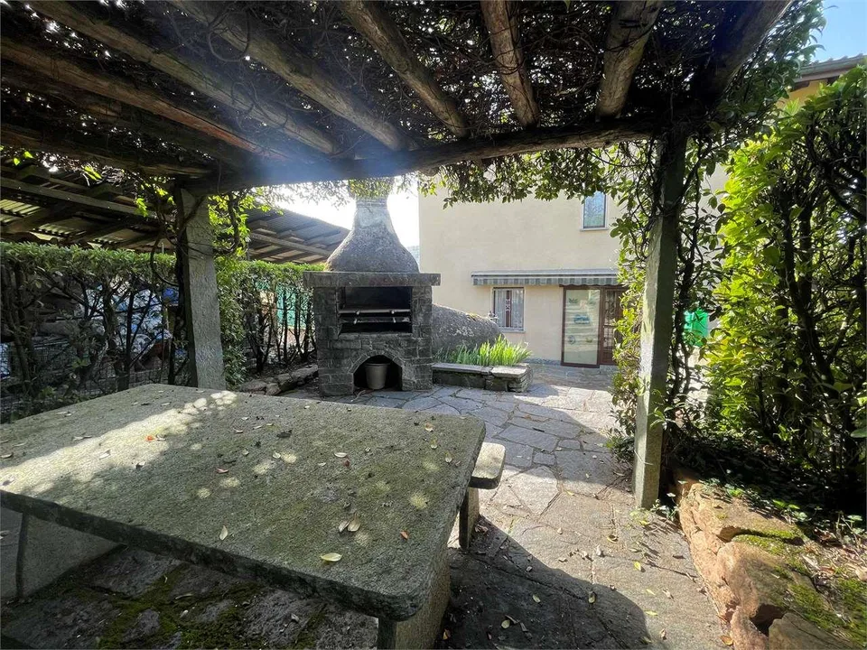 Villa bifamiliare a Stabio con ampio giardino privato