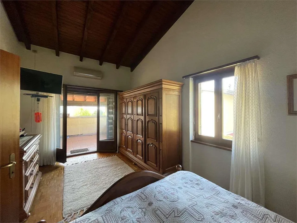 Villa bifamiliare a Stabio con ampio giardino privato – foto 9 di 13