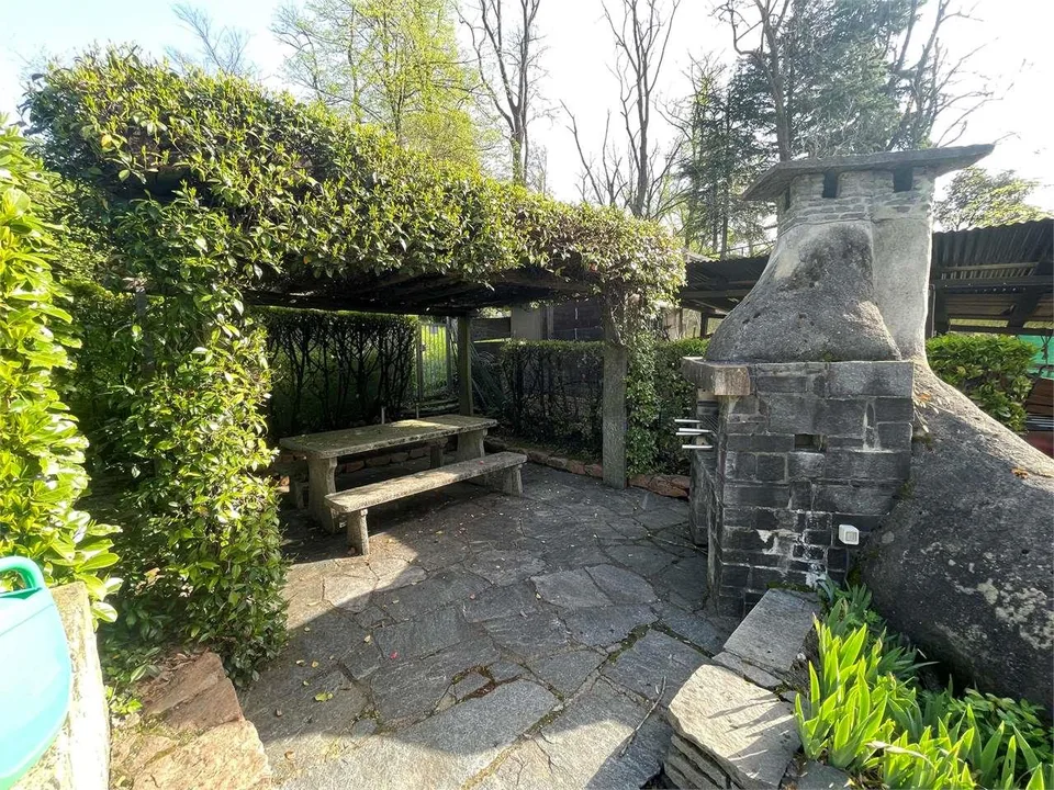 Villa bifamiliare a Stabio con ampio giardino privato