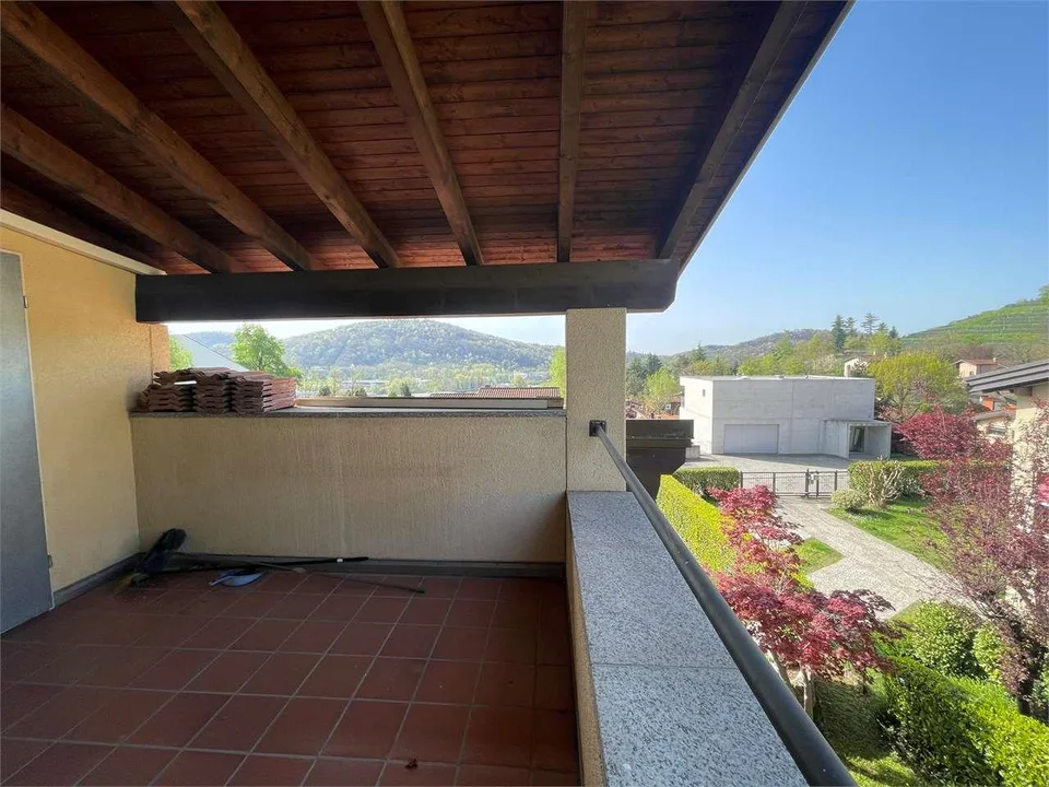Villa bifamiliare a Stabio con ampio giardino privato – foto 8 di 13