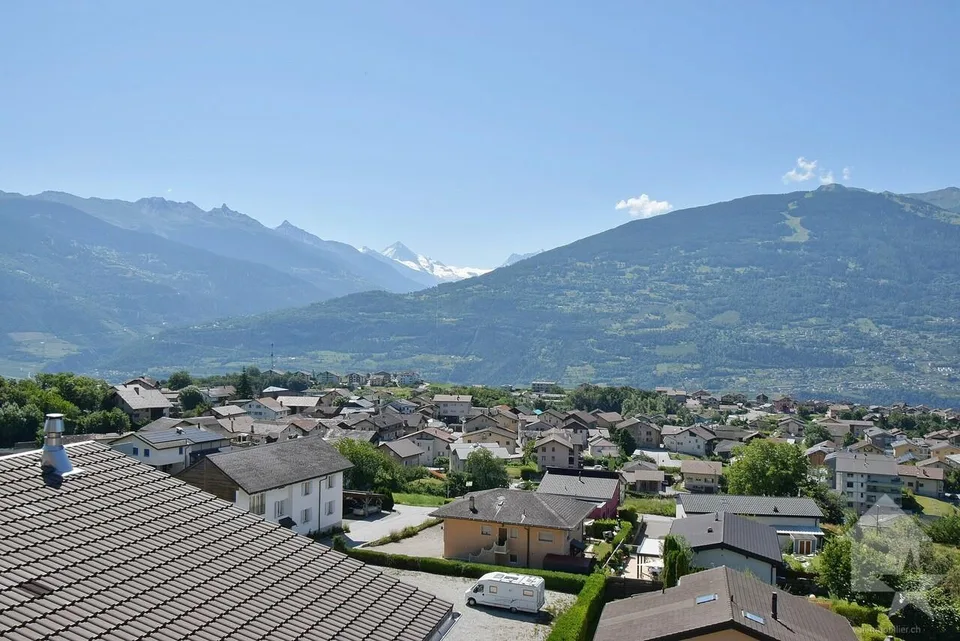 Immeuble de 3 ou 4 appartements avec une grange et un garage inclus !