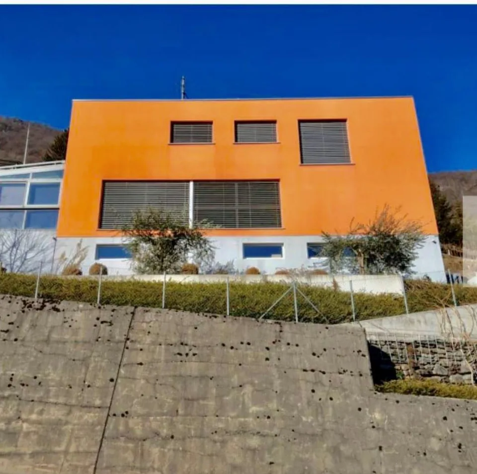 VILLA A ROVEREDO BACIATA  DAL  SOLE