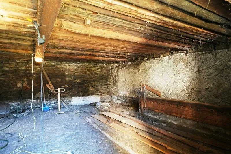 3-Zimmer-Rustico zum Ausbaubewilligung an sehr ruhiger, sonniger Au...