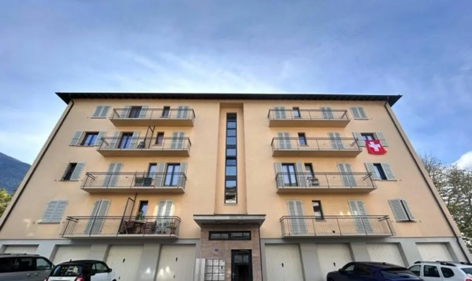 LUMINOSO E SPAZIOSO APPARTAMENTO DI 4.5 LOCALI COMPLETAMENTE RISTRU...