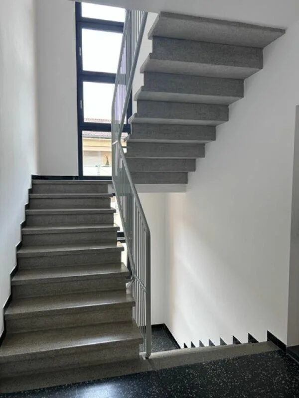 LUMINOSO E SPAZIOSO APPARTAMENTO DI 4.5 LOCALI COMPLETAMENTE RISTRU...