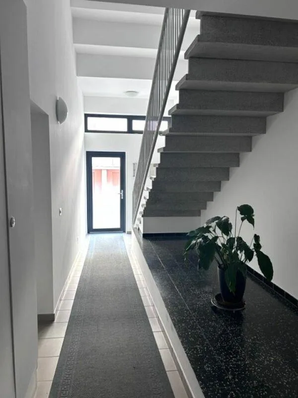 LUMINOSO E SPAZIOSO APPARTAMENTO DI 4.5 LOCALI COMPLETAMENTE RISTRU...