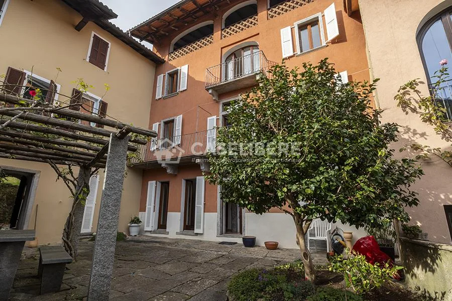 CASA IN CORTE DI 5.5 LOCALI A PURA + RUSTICO