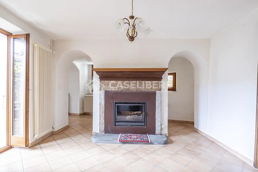 CASA IN CORTE DI 5.5 LOCALI A PURA + RUSTICO