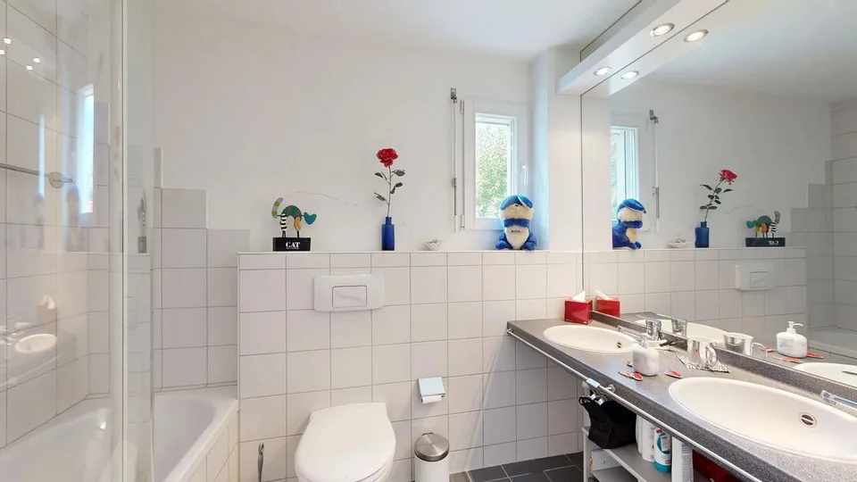 Helles 5.5-Zimmer-Doppelhaus mit Carport und zwei Aussenparkplätzen