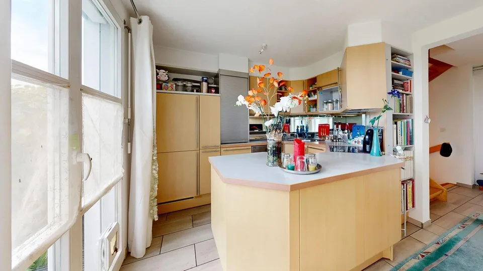 Helles 5.5-Zimmer-Doppelhaus mit Carport und zwei Aussenparkplätzen