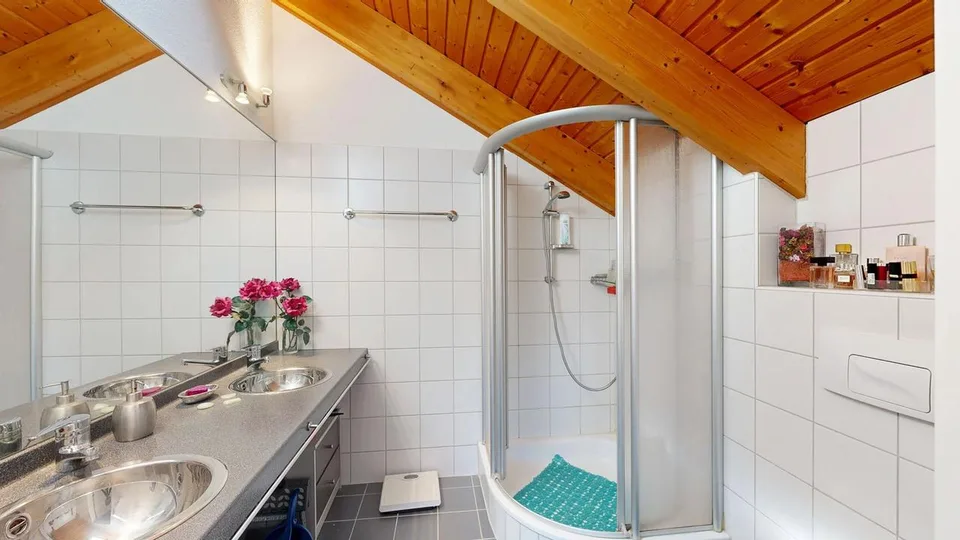 Helles 5.5-Zimmer-Doppelhaus mit Carport und zwei Aussenparkplätzen – Foto 10 von 33