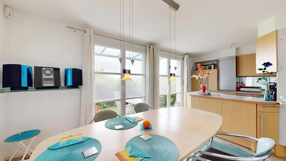 Helles 5.5-Zimmer-Doppelhaus mit Carport und zwei Aussenparkplätzen