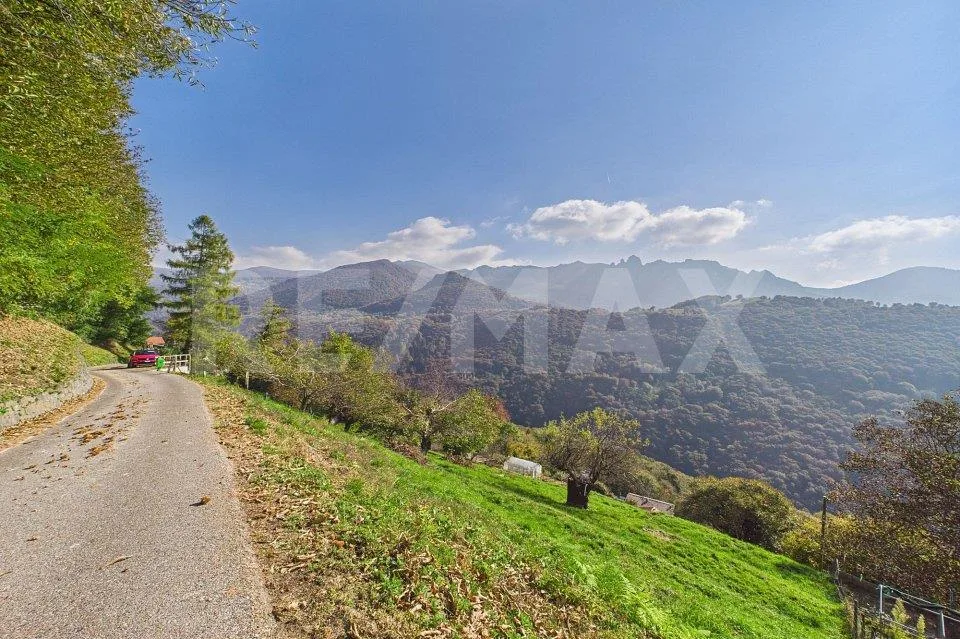 Terreno edificabile; soleggiato con vista panoramica, a circa 25 mi...