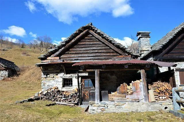 Rustico da ristrutturare con piccolo terreno bella vista panoramica...