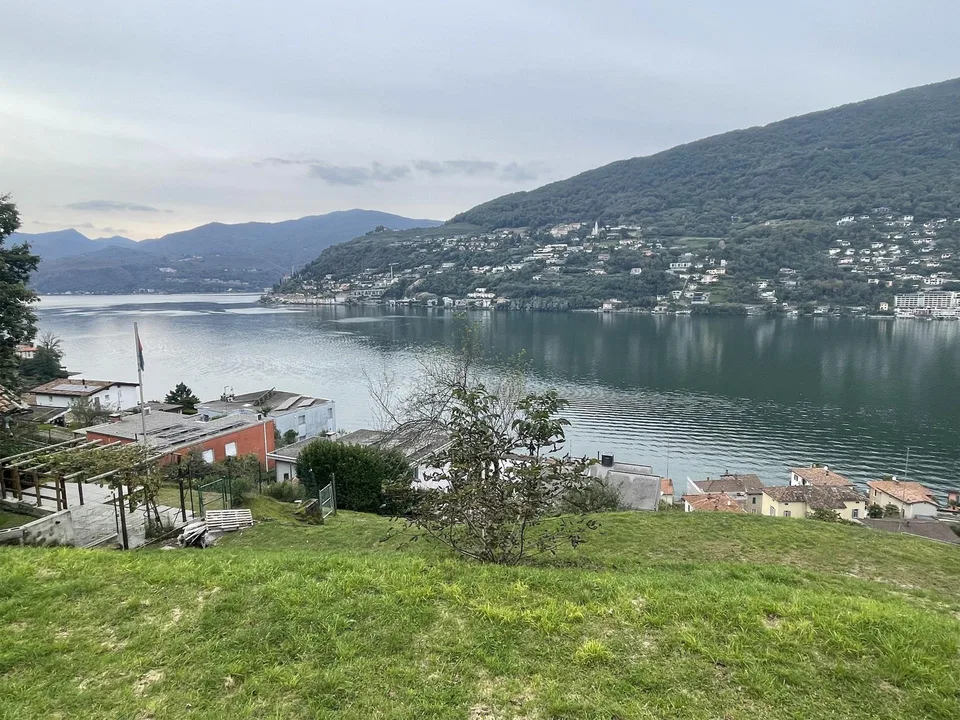 SPLENDIDO TERRENO EDIFICABILE CON MERAVIGLIOSA VISTA LAGO