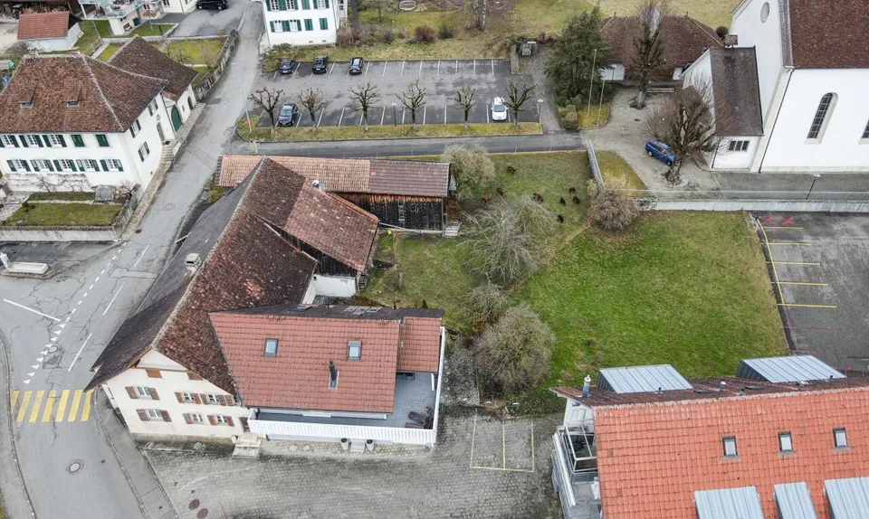 Fattoria con casa unifamiliare adiacente e molto terreno edificabile incluso.