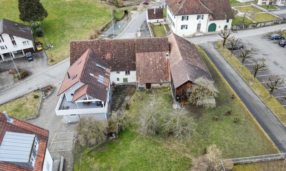 Fattoria con casa unifamiliare adiacente e molto terreno edificabile incluso.