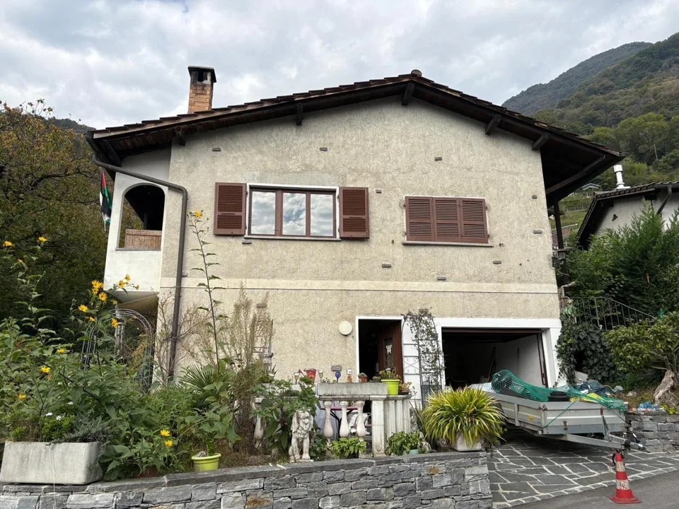 Casa con due appartamneti con giardino e bella vista / Zweifamilien...