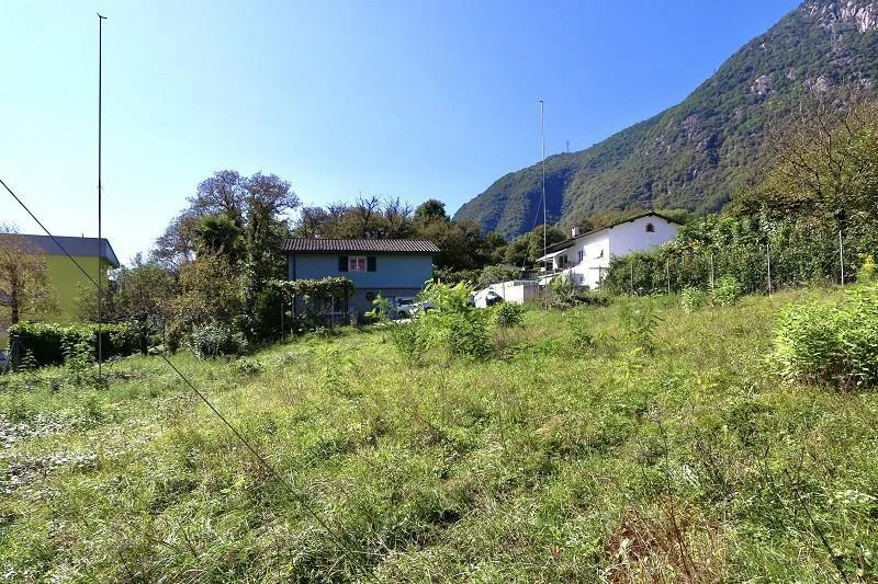 ebenes Bauland von 687 m2 Zone R3 an sehr sonniger, ruhiger Aussich...