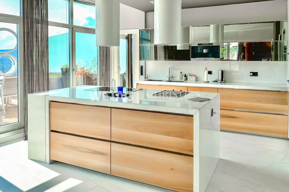 Luxuriöse Duplex-Attikawohnung in Lugano-Aldesago mit herrlichem Bl...