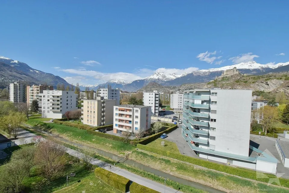 4.5 pièces avec une magnifique vue et 1 place de parc intérieure