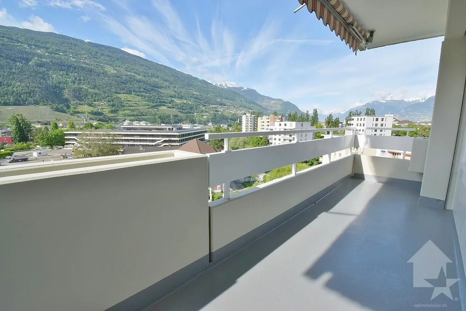 4.5 pièces avec une magnifique vue et 1 place de parc intérieure