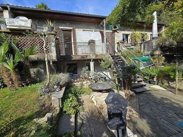 Casa rustica nel nucleo con grande giardino